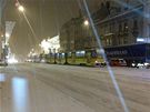 Sníh zastavil dopravu na hlavních tepnách Plzn - a Americké a Klatovské ulici. (1. prosince 2010)