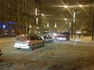 Sníh zastavil dopravu na hlavních tepnách Plzn - a Americké a Klatovské ulici. (1. prosince 2010)