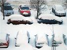 Mnoho idi v Kladn muselo dnes ráno nechat své vozy doma, protoe sníh na parkovitích zstal neodklizen. (2. prosince 2010)