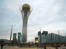 Astana - rozhledna Bajterek symbolizuje mtick topol