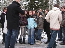 Devci z prask Z Mendelova dorazili do vznice Jiice a ped vstupem poslouchaj instrukce od lektora z obanskho sdruen PRAK. (1.12. 2010)