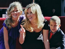 Hereka Reese Witherspoonov s dtmi Avou a Deaconem u sv hvzdy na chodnku slvy (1. prosince 2010)