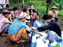 Mobiln zdravotnick tmy pomhaj vesnianm, kte prchaj ped barmskou armdou