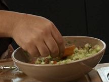 Tradin mexick omka quacamole je nco mezi dipem a zeleninovm saltem; ideln se nabr osmaenm trojhelnkem tortily