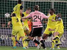 PRVN GL. Mlad italsk zlonk Nicola Rigoni naplil odraen m a jeho stela prola kolem sparan do st. Palermo v tu chvli vedlo 1:0.