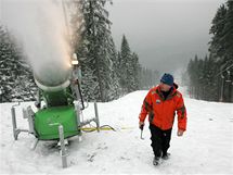 Vedouc Ski arelu Bl Jaroslav Vrzgula kontroluje snn dlo.