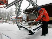 Vedouc Ski arelu Bl Jaroslav Vrzgula pipravuje sedakovou lanovku na start lyask sezony.