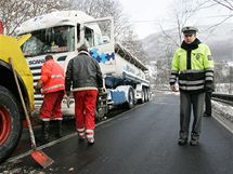 Cisterna sjela do pkopu u silnice I/13 mezi Str nad Oh a Bo a zablokovala tam provoz.