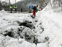 Cisterna sjela do pkopu u silnice I/13 mezi Str nad Oh a Bo a zablokovala tam provoz.