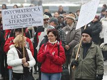 Na ti stovky stvkujcch odbor ze sttn sfry, protestujcch proti sniovn plat, se po poledni shromdilo ped budovou Krajskho adu v Olomouci.