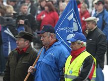 Na ti stovky stvkujcch odbor ze sttn sfry, protestujcch proti sniovn plat, se po poledni shromdilo ped budovou Krajskho adu v Olomouci.