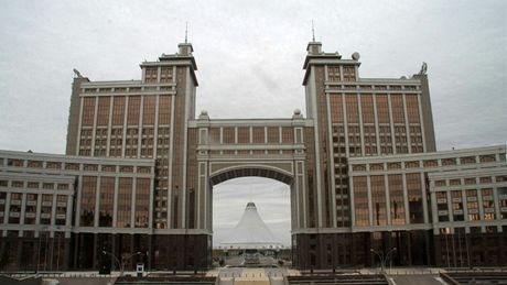 Astana. Za budovou kazaskch ministerstev se ty stan Chn atyry z architektonick dlny Normana Fostera