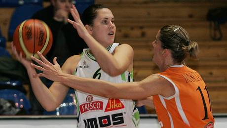 S míem basketbalistka týmu Frisco Sika Brno Hejdová, brání ji Masciadriová.