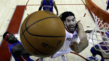 Nezadržitelný Luis Scola z Houstonu dává koš , vlevo přihlíží Ben Wallace z Detroitu. Nezadržitelný Luis Scola z Houstonu dává koš , vlevo přihlíží Ben Wallace z Detroitu.