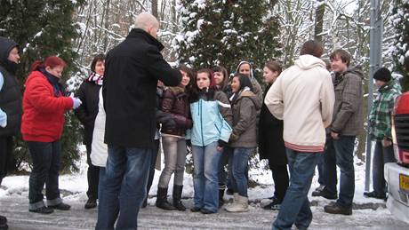 Devááci z praské Z Mendelova dorazili do vznice Jiice a ped vstupem poslouchají instrukce od lektora z obanského sdruení PRAK. (1.12. 2010)
