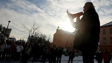 Do jihlavského parku Gustava Mahlera pilo ve stedu ve dvanáct hodin protestovat asi dv st státních úedník.