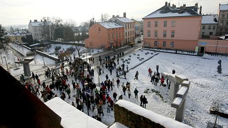 Do jihlavského parku Gustava Mahlera pilo ve stedu ve dvanáct hodin protestovat asi dv st státních úedník.