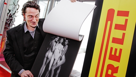 Saša Rašilov obdivuje fotografie Karla Lagerfelda inspirované řeckou mytologií - oficiální odhalení kalendáře Pirelli 2011 (8.prosince 2010) Saša Rašilov obdivuje fotografie Karla Lagerfelda inspirované řeckou mytologií - oficiální odhalení kalendáře Pirelli 2011 (8.prosince 2010)