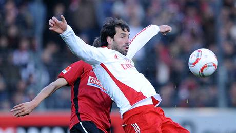 ZPRACOVÁNÍ. Útoník Hamburku Ruud van Nistelrooy se snaí zpracovat mí v utkání s Freiburgem, brání mu v tom protihrá Julian Schuster.