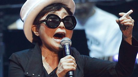 Vdova Yoko Ono na tokijském koncertu s názvem Dream Power John Lennon Super...