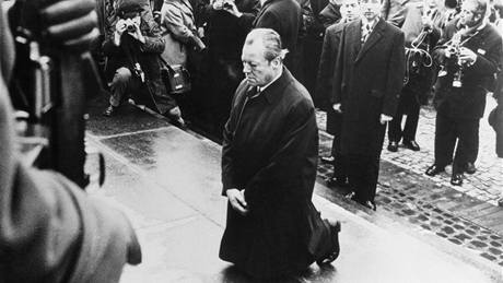 Nmecký kanclé Willy Brandt poklek u u pomníku obtem varavského ghetta. (7. prosince 1970)