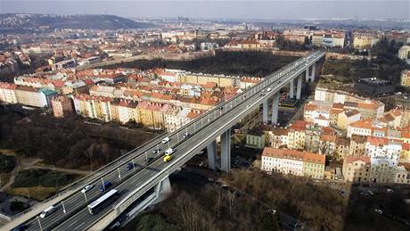 Nuselský most v Praze má délku 485 metr, íku 26 metr a svtlou výku 42...