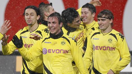 RADOST. Fotbalisté Borussie Dortmund se radují ze vstřeleného gólu. RADOST. Fotbalisté Borussie Dortmund se radují ze vstřeleného gólu.