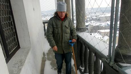 Správce Jan Vanura shrnuje sníh na ochozu erné ve. 
