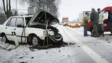 Sráka peugeotu a Fordu Transit se obela bez zranní. V míst nehody se ale tvoily kolony. 