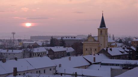 Východ slunce nad zimní olomouckou čtvrtí Holice. Východ slunce nad zimní olomouckou čtvrtí Holice.