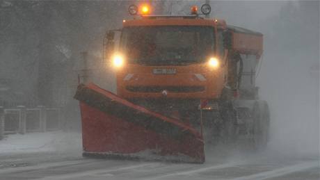 Sypací vůz s radlicí olomouckých silničářů. Sypací vůz s radlicí olomouckých silničářů.