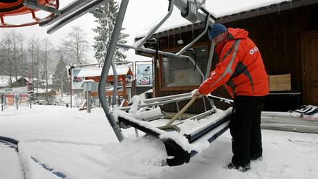 Vedoucí Ski areálu Bílá Jaroslav Vrzgula pipravuje sedakovou lanovku na start lyaské sezony.