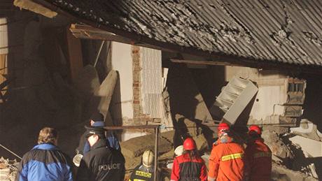 Exploze zniila v Petrovicích u Karviné tetinu dvoupatrového domu a jedna stna se zcela zítila.