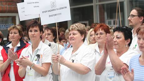 Protestní shromádní v nemocnici v Havíov, kterého se zúastnilo na sto lidí a trvalo asi pl hodiny.