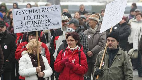 Na ti stovky stávkujících odborá ze státní sféry, protestujících proti sniování plat, se shromádilo ped budovou Krajského úadu v Olomouci.