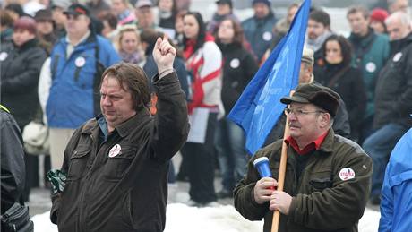 Na ti stovky stávkujících odborá ze státní sféry, protestujících proti sniování plat, se shromádilo ped budovou Krajského úadu v Olomouci.