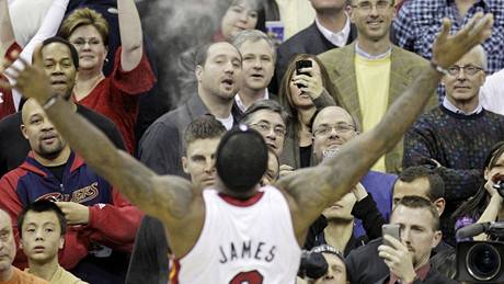 NEODPUSTIL SI. LeBron James z Miami Heat pi svém oblíbeném rituálu ped zápasem v Clevelandu