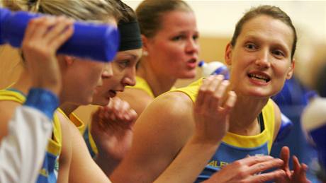 Michaela Ferančíková (vpravo) z USK Praha na lavičce hecuje své spoluhráčky Michaela Ferančíková (vpravo) z USK Praha na lavičce hecuje své spoluhráčky