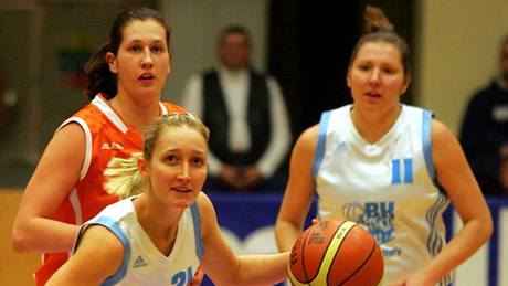 Jana Houdková (s míčem) z Karlových Varů uniká Tereze Vorlové z VŠ Praha. Vpravo Šárka Kučerová Jana Houdková (s míčem) z Karlových Varů uniká Tereze Vorlové z VŠ Praha. Vpravo Šárka Kučerová