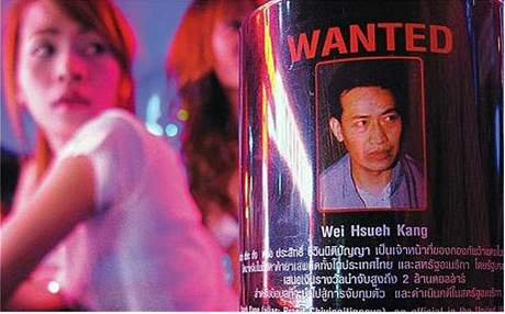 V thajských barech sleduje turisty z chladicích stojan obávaný narkobaron