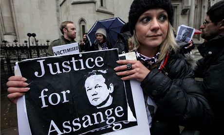Pznivci Juliana Assange ekaj ped soudem (16. prosince 2010)