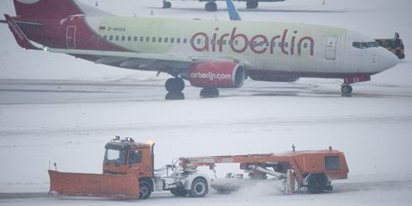 Sníh vyadil z provozu hannoverské letit v Nmecku