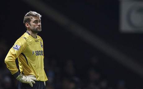 GLMANV SMUTEK. Robert Green, brank fotbalovho West Hamu, hled do przdna po tetm glu od Manchesteru City. 