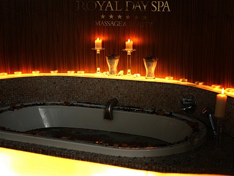 Koupel pro dva v rovch lstcch v Royal Day Spa