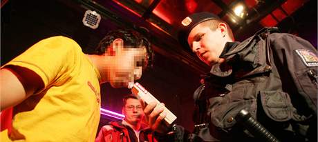 Policista pi kontrole prodeje alkoholu mladistvým. Ilustraní foto