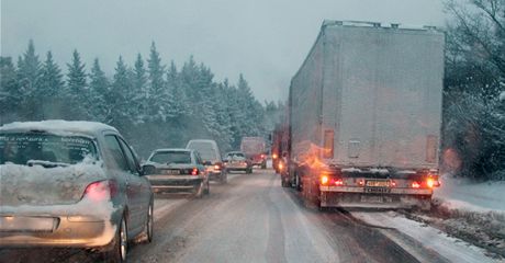 V okolí Cukráku komplikuje dopravu sníh na silnici. Ilustraní foto