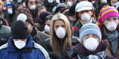 Lidé v roukách. kteí v Ostrav demonstrovali proti smogu. (17. prosince 2010)
