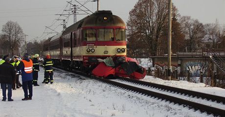 Sráka spného vlaku s autem na pejezdu v Tebechovicích pod Orebem