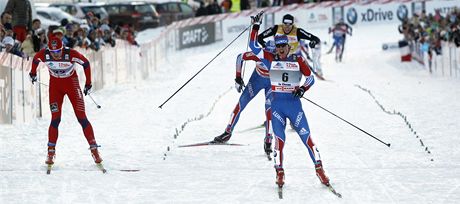 Maxim Vyleganin (vpravo) se raduje z vtzstv v zvod SP na 30 km s hromadnm startem v La Clusaz. Vpravo spurtuje druh Northug z Norska.