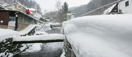 Jií Ort z Telnice na Ústecku odklízí sníh po stedením vydatném snení.